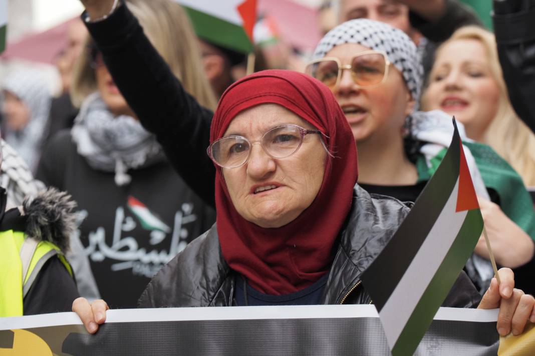 Londra ve Saraybosna'da İsrail protestosu! Binlerce kişi sokaklara döküldü 38